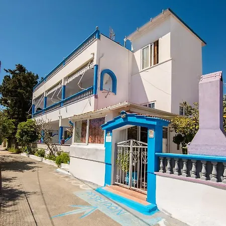 Poseidon מלון דירות 3*